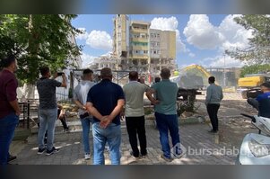 Adıyaman'da vatandaşlar bina yıkımını film gibi izlediler