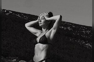 Burcu Özberk bikinili pozlarını paylaştı