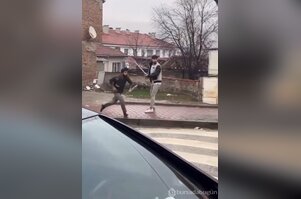 Eskişehir'de sokak ortasında sopalı borç kavgası
