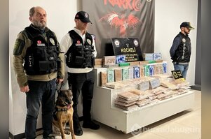 Kocaeli'de ele geçirilen 109 kilo kokain emniyette sergilendi