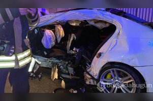 Kocaeli'de otomobil bariyere çarptı: 2 ölü, 1 yaralı
