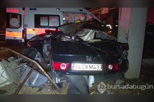İstanbul'da feci kaza! Otomobil üst geçidin direklerine çarptı