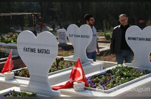 Adana'da deprem mezarlığı Türk bayrakları ile donatıldı