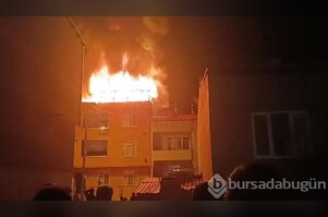 Avcılar'da 3 katlı binanın çatısı alev alev yandı
