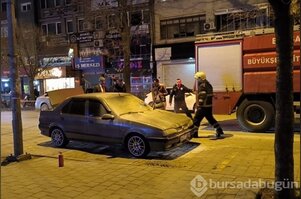Bursa'da park halindeki otomobil alev aldı!