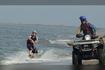 GÖLDE ATV İLE İNANILMAZ SU KAYAĞI ŞOV