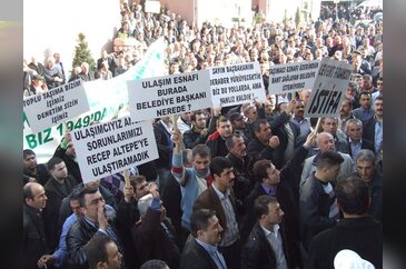 DOLMUŞÇULAR BELEDİYEYİ BASTI