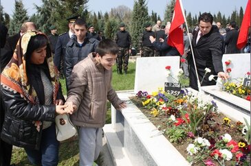 ŞEHİT POLİSLER İÇİN DUYGUSAL TÖREN