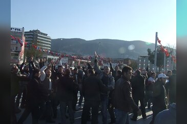 BURSADA BDPLİLERİ LİNÇTEN POLİS KURTARDI