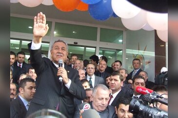 BÜLENT ARINÇ SEÇİM BÜROSU AÇTI