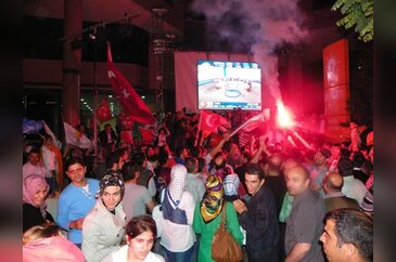 AK PARTİ BURSA'DA ZAFER COŞKUSU