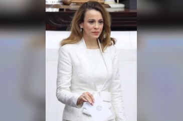 Kadın vekiller beyazlar içinde