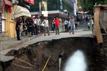 Altıparmak'ta yol çöktü, faciadan dönüldü