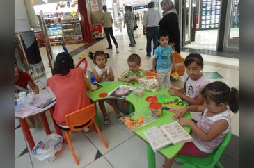 Minikler hem boyadı hem eğlendi