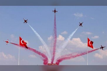 Türk yıldızlarının nefes kesen gösterileri
