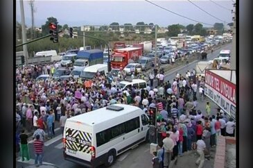 Mahalleli okul için böyle yol kapattı