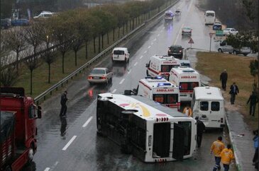 Görükle'de otobüs devrildi