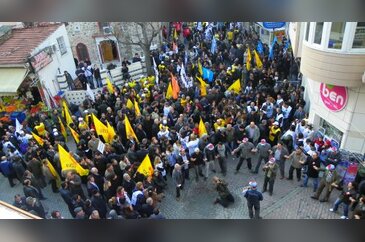 Doktorlardan Bursa'da halaylı eylem
