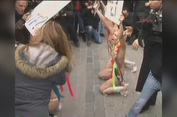 Femen grubu İstanbul'da çırılçıplak soyundu