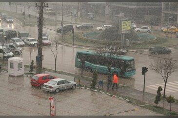 Bursa'da kar yağışı başladı, bahar yalan oldu
