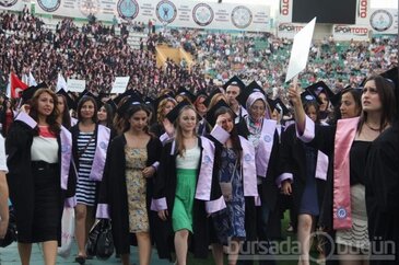 8 bin üniversiteli diplomalarını aldı