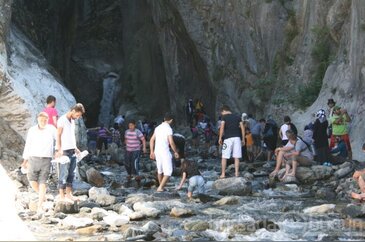 Bursalılar girdi, Araplar böyle seyretti