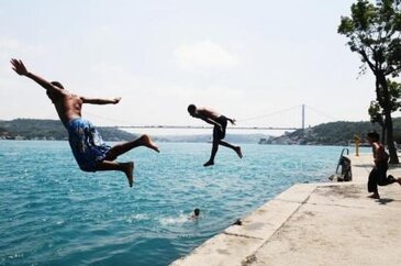 Sıcaktan bunalan çözümü buluyor