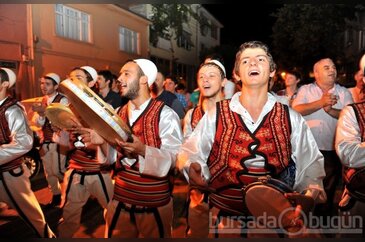 Balkan ezgileriyle sahura kalktılar 