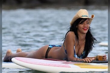 Rihanna tatile doyamadı