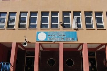 PKK'lı teröristler okul yaktı