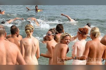 Çırılçıplak yüzdüler!