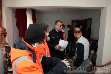 Sağlık personelinden çöp ev