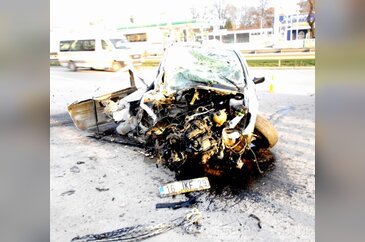 205 km hızla direğe çarptı kazadan yaralı kurtuldu
