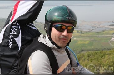 Göl manzarasında yamaç paraşütü keyfi