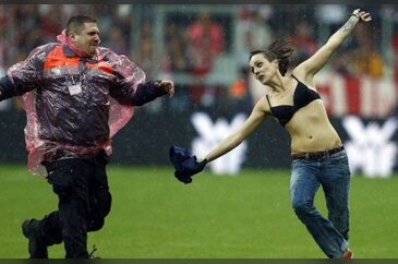 Sütyenle Allianz Arena'ya daldı