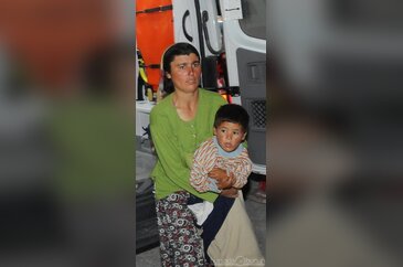 Eşi ve 2 çocuğunu pancar bıçağıyla dövdü