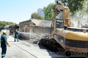 Dozerler yeniden Gezi&acute;de 