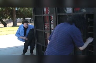 Vücudunu ikiye ayırdı 