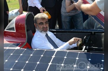 Bakan Yıldız'ın güneş enerjili araba deneyimi