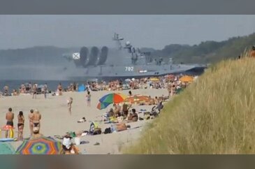 Hovercraft plaja çıktı