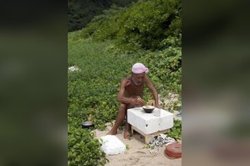Medeniyetten uzak, tek başına