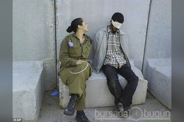 Kadın askerlerin Facebook&acute;u karıştıran pozları