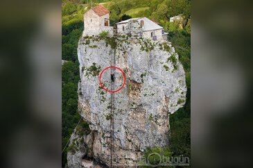 Tanrı'ya yakın olmak için burada yaşıyor