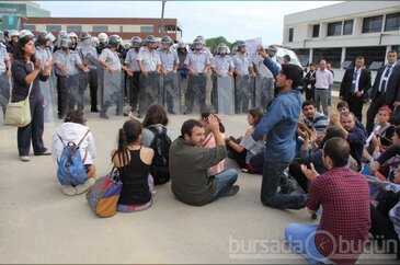 Başbakan yardımcısı Arınç'ın da katıldığı açılışta, üniversite prot...