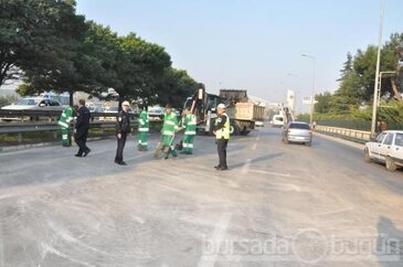 Bursa'da kamyon devrildi hayat durdu