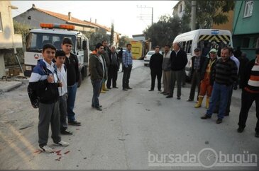 26 ton yükle öğrenci servisine çarptı