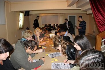 Avrupalı gençler ebru yaptı, karagöz oynattı