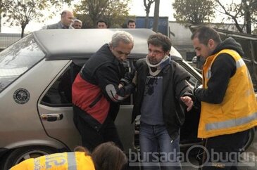 Bursa'da otomobil refüje savruldu 