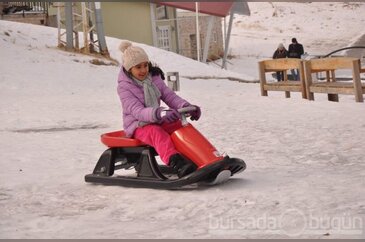 Turistlerin Uludağ'da kar keyfi