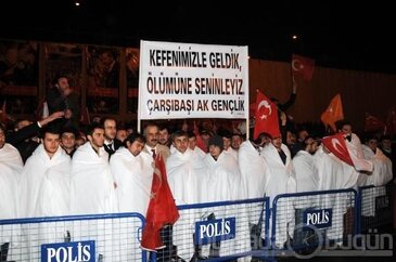 Kefen giyip geldiler